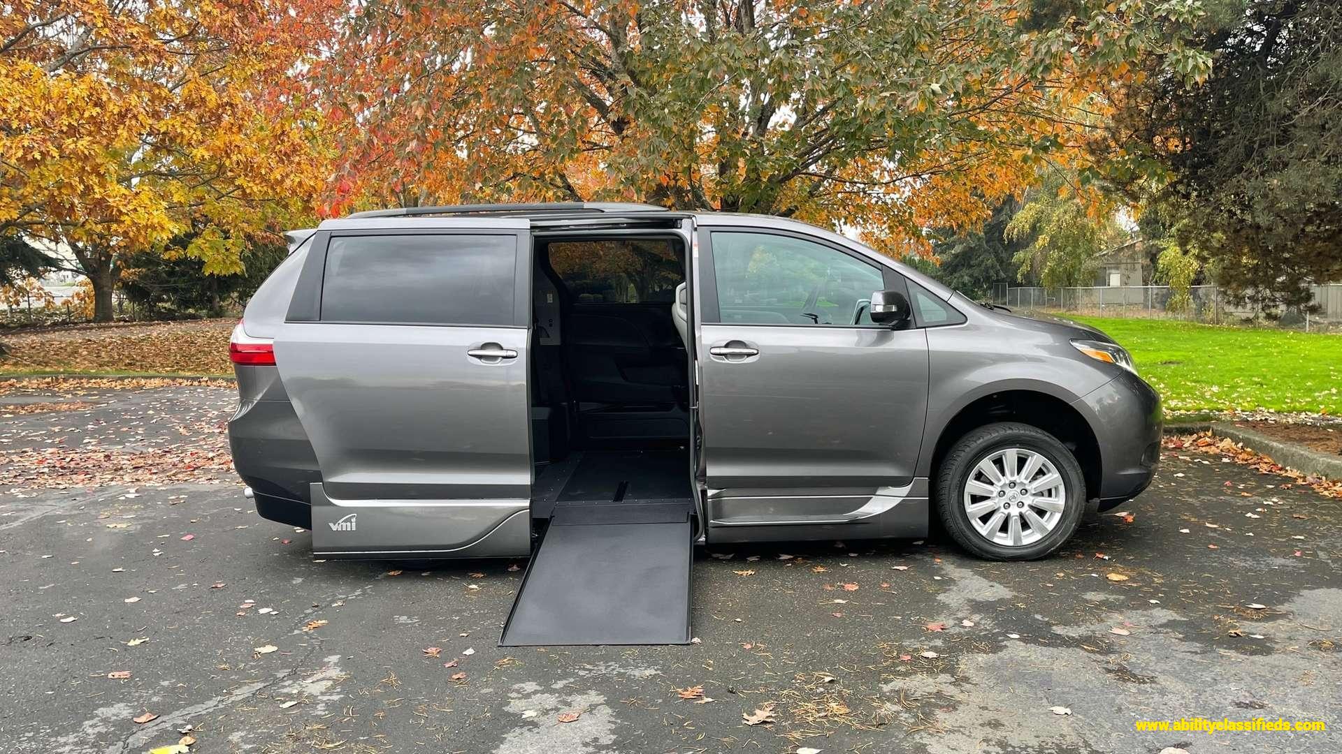  2017 Toyota Sienna Trim: Limited Premium 7-Passenger  ♿